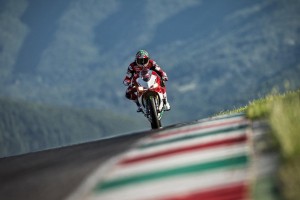  九游会官网：篮球巨星的家庭时光，詹姆斯出席儿子毕业典礼，温情互动引爆社交媒体