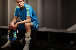  J9九游会平台：19岁带刀中卫再显神威！泰山B队彭啸双响建功，6球跻身射手榜前五