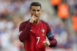 【 J9九游会平台】亚伯拉罕空降伊斯坦布尔！罗马锋霸正式加盟贝西克塔斯，坦言为辉煌历史倾心